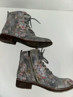 Sofft Gray Floral Lace-Up Ankle Boots with Side Zip
